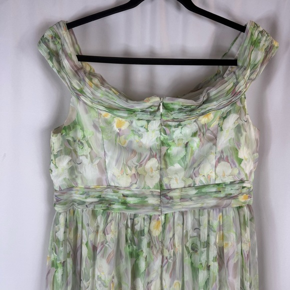 Adrianna Papell
Off-the-Shoulder Chiffon Gown Size: USA 14 Color: multicolor - Picture 13 of 17